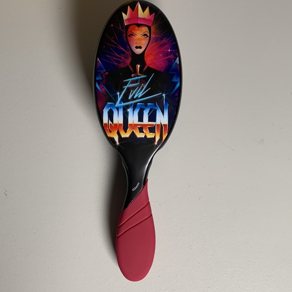 Limited Edition Disney Villains Detangler Brush - Picture 4 of 4